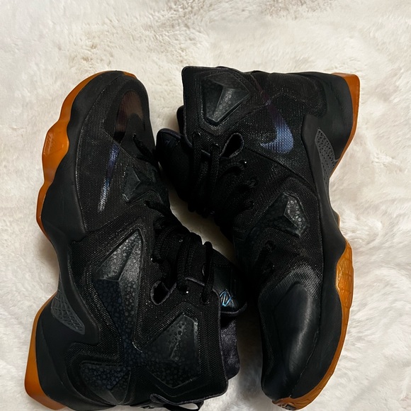 Assorted Nike and Jordan shoes. - Picture 3 of 5